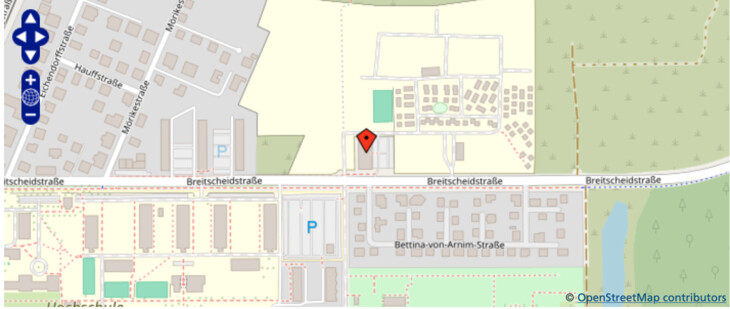 Kartenausschnitt von OpenStreetMap mit Markierung durch einen roten Pin an der Breitscheidstraße, umgeben von Wohnbebauung, Parkplätzen, Grünflächen und einem kleinen Gewässer am rechten Bildrand.