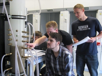 Studenten werten einen Filterversuch in den Laborhallen der Hochschule aus