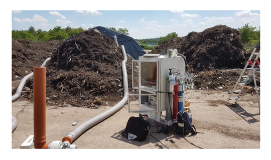 Messtechnik in Außenaufstellung an einer Kompostmiete