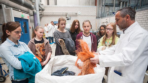 Teilnehmerinnen des Girls' Day 2016 an der Hochschule Magdeburg-Stendal im Recycling-Labor. Foto: Matthias Piekacz