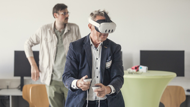 Das Bild zeigt eine Person mit VR-Brille.