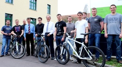 Foto aller Beteiligten der drei Institute sowie Prof. Schwarzenau und Prof. Kluge und Prof. Götze