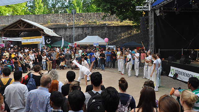 Zahlreiche Live-Beiträge wie Capoeira, Aufführungen von Tanzgruppen und Bands bereicherten das Programm. Foto: Anika Stiawa