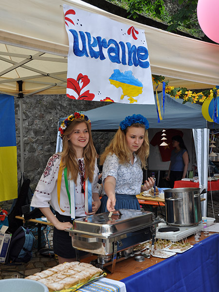 Ukrainische Studentinnen beim Fest der Kulturen 2016. Foto: Anika Stiawa