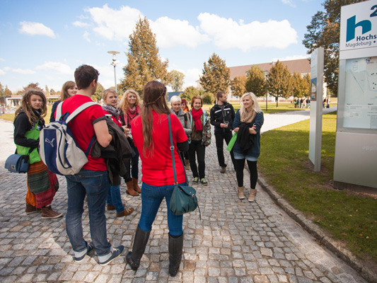 Studentische Mentoren führen neue Studierende über den Campus