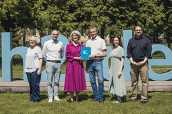 Prorektorin Prof. Kerstin Baumgarten, AOK-Stiftungsprofessor Michael Wurm, Rektorin Prof. Manuela Schwartz, Leiter des Gesundheitsmanagements der AOK Sachsen-Anhalt René Bethke, wissenschaftliche Mitarbeiterin Lucy Steglich und Prof. Ralf Lottmann freuen sich über die Verlängerung des Kooperationsvertrags (v. l.). Foto: Matthias Piekacz