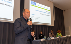 Prof. Dr. Volker Wiedemer während der Netzwerkkonferenz 2024 im Audimax. Foto: Kerstin Seela