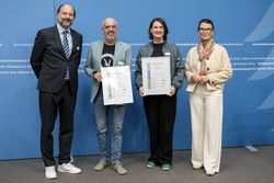 Ehrung der Pädagogischen Hochschule Ludwigsburg und der Hochschule Magdeburg-Stendal auf dem gemeinsamen 3. Platz der „Recyclingpapierfreundlichsten Hochschulen“ 2026, v.l.n.r.: Marc Gebauer (Sprecher der Initiative Pro Recyclingpapier), Prof. Dr. Jörg-U. Keßler (Rektor der Pädagogischen Hochschule Ludwigsburg), Nora Küster-Dammaschke (Kanzlerin der Hochschule Magdeburg-Stendal) und Parlamentarische Staatssekretärin Rita Schwarzelühr-Sutter ©IPR/Mark Bollhorst