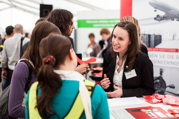 Studentinnen im Gespräch mit einer Unternehmensvertreterin (Foto: Matthias Piekacz)