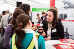 Studentinnen im Gespräch mit einer Unternehmensvertreterin (Foto: Matthias Piekacz)