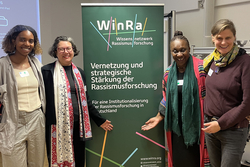 Jenny Oliveira Caldas, Prof. Gökce Yurdakul, Prof. Maisha M. Auma und Prof. Katrin Reimer-Gordinskaya während der Eröffnung der Tagung in der Aula am Campus Stendal. Foto: Roman Koska Aslan