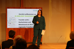 Prof. Dr. Kira Kastell, Vorsitzende der Hochschulallianz für den Mittelstand, in Berlin während der Transfertagung 2026. Foto: Kai Martin Ulrich