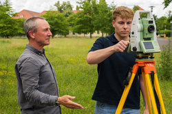 Michael Jakobi, Laboringenieur für Vermessung, erläutert dem Studenten Hauk Vullriede die Technik. Foto: Andreas Braun