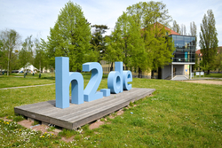 Blick auf die Installation der Webadresse h2.de auf dem Campus Magdeburg. Foto: Matthias Piekacz